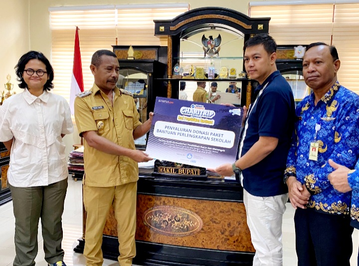 Wabup Bernadinus Dhey Apresiasi Kompas Bantu Peralatan Sekolah 210 Siswa di Ngada 
