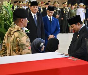 Presiden Beri Penghormatan Terakhir  Tiga Prajurit TNI yang Gugur di Lebanon