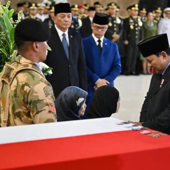 Presiden Beri Penghormatan Terakhir  Tiga Prajurit TNI yang Gugur di Lebanon