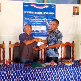 Reses di Golewa Wakil Rakyat Ngada Bene Lagho Serahkan Sejumlah Bantuan 