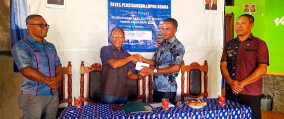 Reses di Golewa Wakil Rakyat Ngada Bene Lagho Serahkan Sejumlah Bantuan 