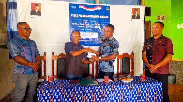 Reses di Golewa Wakil Rakyat Ngada Bene Lagho Serahkan Sejumlah Bantuan 