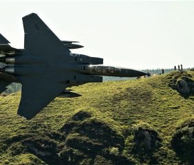 Pejabat AS Konfirmasi 2 Helikopter Penyelamat Diserang Iran usai Jet F-15 Ditembak Jatuh