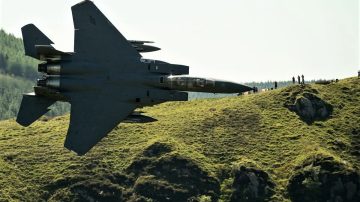 Pejabat AS Konfirmasi 2 Helikopter Penyelamat Diserang Iran usai Jet F-15 Ditembak Jatuh