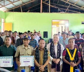 Bupati Ngada Serahkan Bantuan Murni Kasih, Ratusan Juta Dukung Stasi Waturoka dan Pendidikan