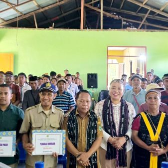 Bupati Ngada Serahkan Murni Kasih, Ratusan Juta Dukung Stasi Waturoka dan Pendidikan