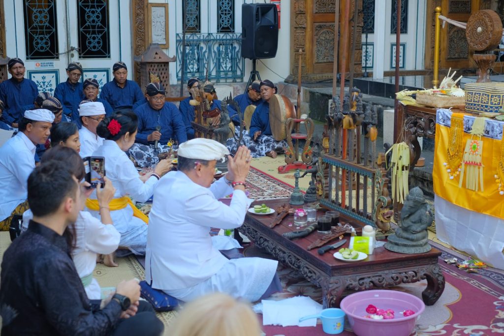 Harmoni Waisak di Kotagede: Kolaborasi Jawa-Bali Warnai Penjemasan Pusaka Rumah Pesik