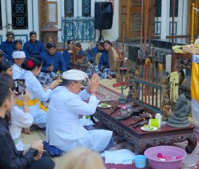 Harmoni Waisak di Kotagede: Kolaborasi Jawa-Bali Warnai Penjemasan Pusaka Rumah Pesik