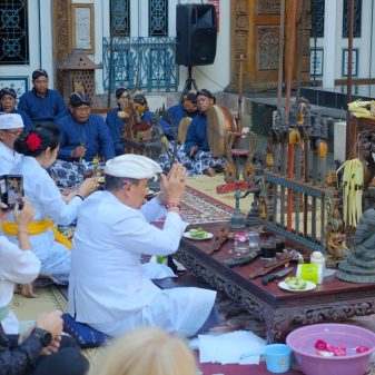 Harmoni Waisak di Kotagede: Kolaborasi Jawa-Bali Warnai Penjemasan Pusaka Rumah Pesik