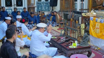 Harmoni Waisak di Kotagede: Kolaborasi Jawa-Bali Warnai Penjemasan Pusaka Rumah Pesik