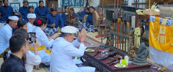 Harmoni Waisak di Kotagede: Kolaborasi Jawa-Bali Warnai Penjemasan Pusaka Rumah Pesik