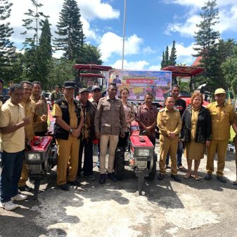 Sinergi Pertanian: Ngada Terima Enam Alsintan, Yons Ebit Tekankan Bank Data 