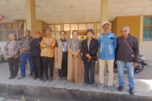 Penulis bersama Bidang Kebudayaan Ngada dan sejumlah tokoh budaya foto bersama di depan Kantor Dinas Pendidikan Kabupaten Ngada