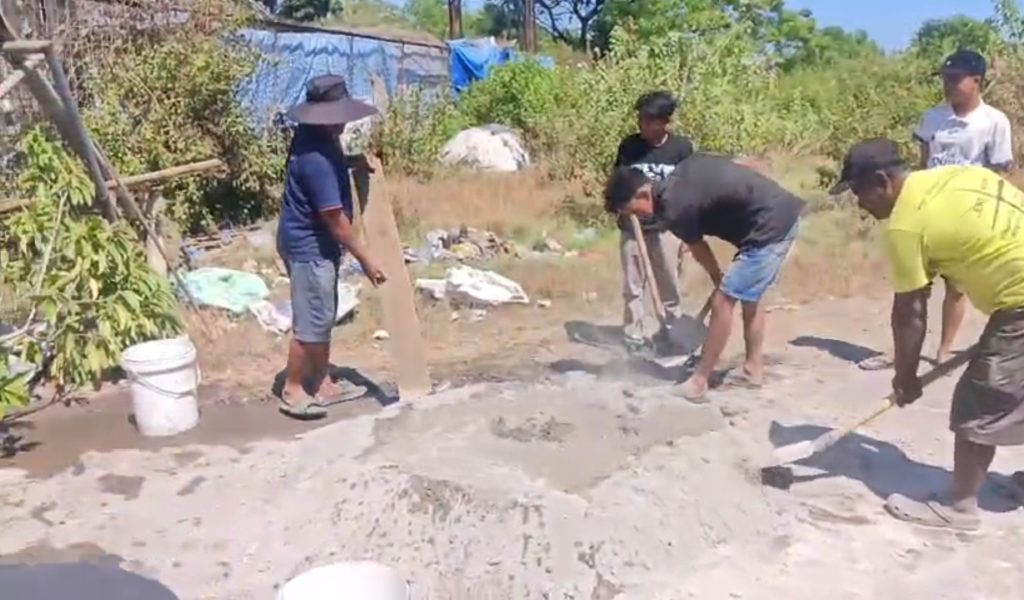 Semangat Gotong Royong Warga RT 1 Dusun Palisi Tellumpoccoe Maros Perbaiki Jalan Rusak