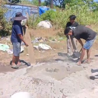 Semangat Gotong Royong Warga RT 1 Dusun Palisi Tellumpoccoe Maros Perbaiki Jalan Rusak