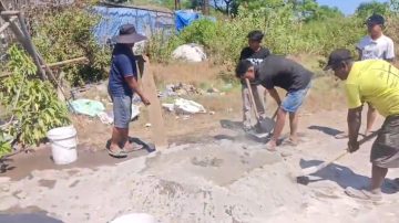 Semangat Gotong Royong Warga RT 1 Dusun Palisi Tellumpoccoe Maros Perbaiki Jalan Rusak