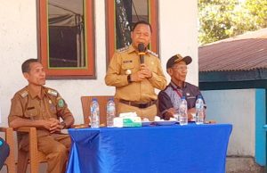 Bupati Raymundus Bena didampingi Kadis Perhubungan, Camat Golewa Selatan dan Anggita DPRD Benediktus Lagho saat meresmikan Listrik Masuk Desa Takatunga 1
