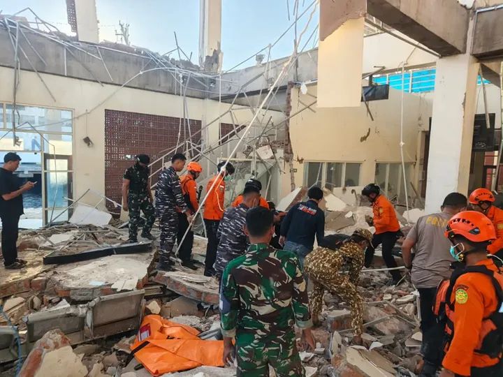 TNI Kerahkan Alutsista dan Personel Bantu Korban Gempa NTT