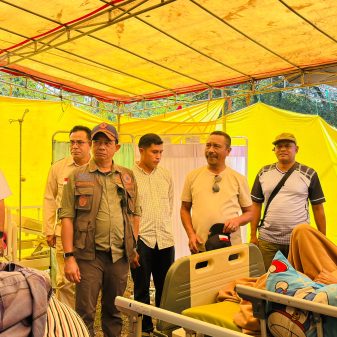 Sambangi Posko Riung, Kepala BNPB : Pemerintah Pusat Dampingi Warga hingga Pulih