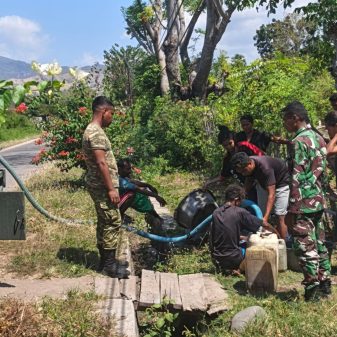 Pipa PDAM Rusak Pasca Gempa Nagekeo, Batalyon WM Pasok Air Bersih bagi Pengungsi