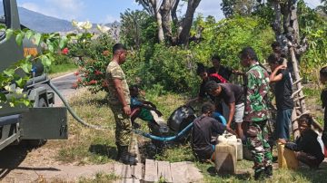 Pipa PDAM Rusak Pasca Gempa Nagekeo, Batalyon WM Pasok Air Bersih bagi Pengungsi