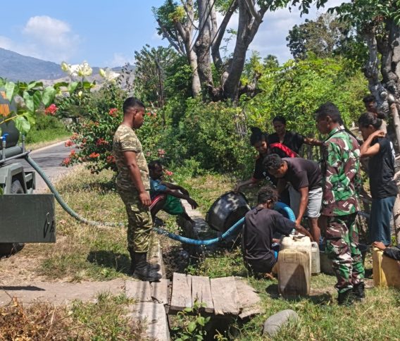 Pipa PDAM Rusak Pasca Gempa Nagekeo, Batalyon WM Pasok Air Bersih bagi Pengungsi