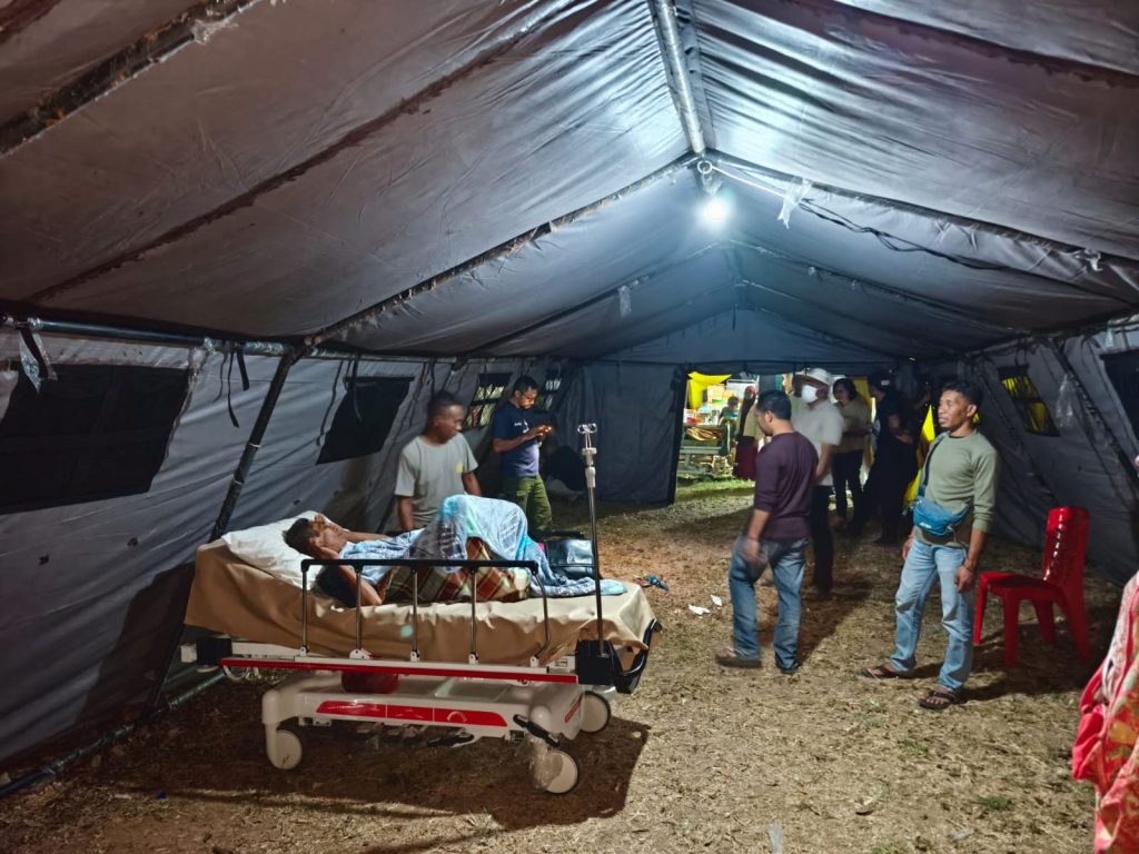 Langkah Cepat, Polres Ngada Pasang Tenda Tambahan untuk Korban Gempa Riung
