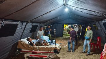 Kamar Perawatan Penuh, Polres Ngada Pasang Tenda Tambahan untuk Korban Gempa Riung