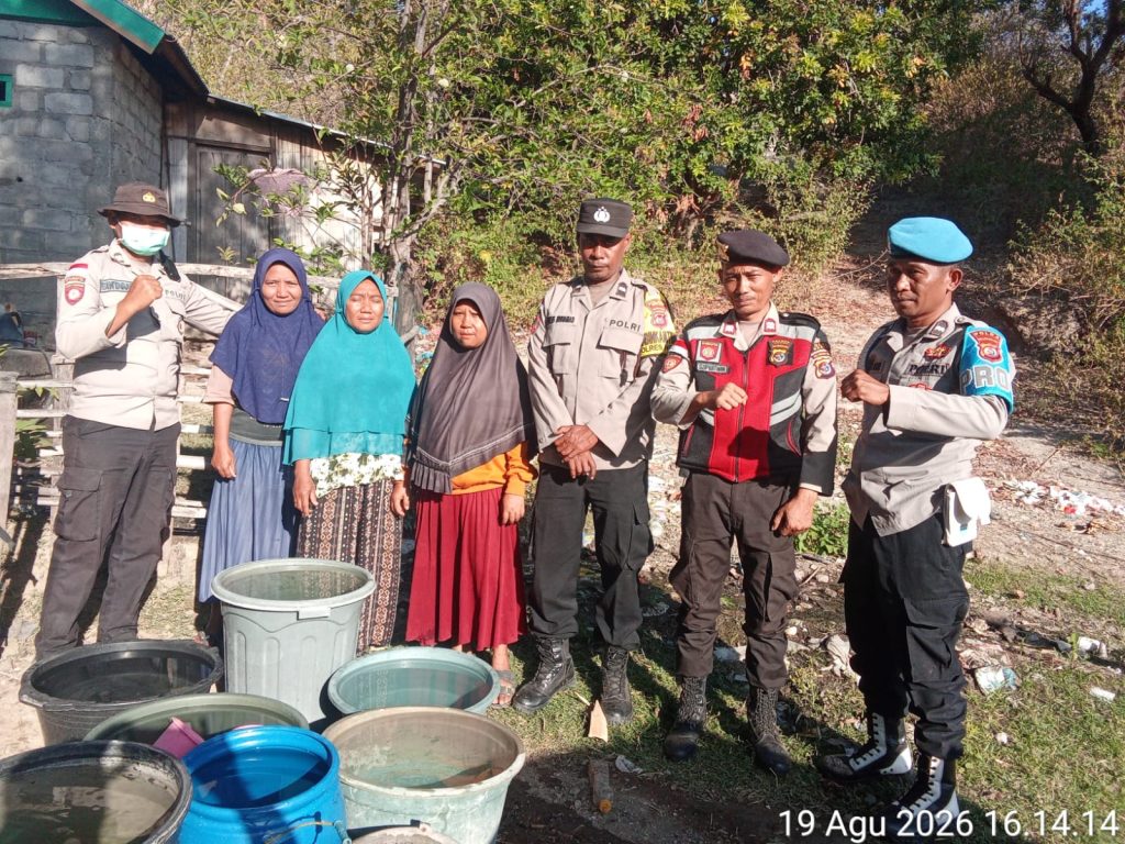 Infrastruktur Air Lumpuh, Polsek Riung Pasok 5.000 Liter Air Bersih ke Desa Sambinasi Tengah