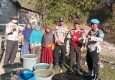 Infrastruktur Air Lumpuh, Polsek Riung Pasok 5.000 Liter Air Bersih ke Desa Sambinasi Tengah