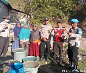 Infrastruktur Air Lumpuh, Polsek Riung Pasok 5.000 Liter Air Bersih ke Desa Sambinasi Tengah