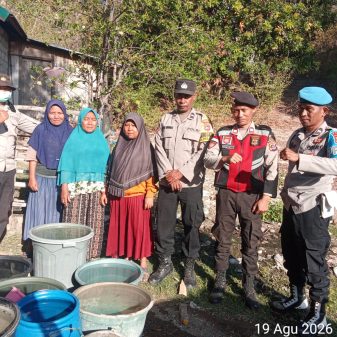 Infrastruktur Air Lumpuh, Polsek Riung Pasok 5.000 Liter Air Bersih ke Desa Sambinasi Tengah