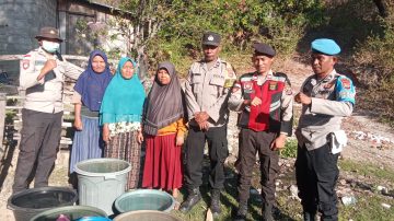 Infrastruktur Air Lumpuh, Polsek Riung Pasok 5.000 Liter Air Bersih ke Desa Sambinasi Tengah