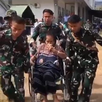 Nagekeo : Detasemen Brigif TP 42/KEF Dikerahkan Topang Evakuasi dan Logistik Pengungsi Gempa