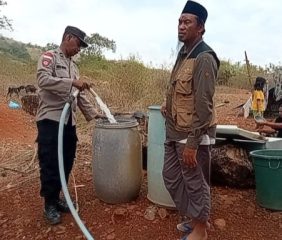 Bhabinkamtibmas Lengkosambi Barat Salurkan Air Bersih untuk Posko Pengungsi Mandiri Gempa Riung