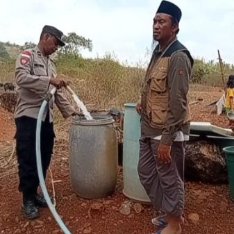 Bhabinkamtibmas Lengkosambi Barat Salurkan Air Bersih untuk Posko Pengungsi Mandiri Gempa Riung