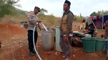 Bhabinkamtibmas Lengkosambi Barat Salurkan Air Bersih untuk Posko Pengungsi Mandiri Gempa Riung