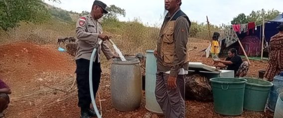 Bhabinkamtibmas Lengkosambi Barat Salurkan Air Bersih untuk Posko Pengungsi Mandiri Gempa Riung