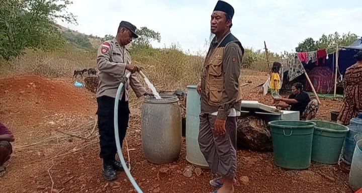 Bhabinkamtibmas Lengkosambi Barat Salurkan Air Bersih untuk Posko Pengungsi Mandiri Gempa Riung