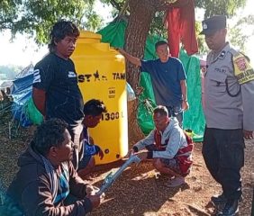 Krisis Air Bersih Pascagempa Riung, Polres Ngada Salurkan Tandon ke Pengungsian