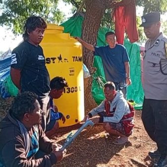 Krisis Air Bersih Pascagempa Riung, Polres Ngada Salurkan Tandon ke Pengungsian