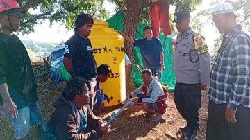 Krisis Air Bersih Pascagempa Riung, Polres Ngada Salurkan Tandon ke Pengungsian