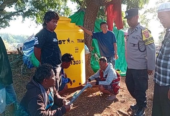 Krisis Air Bersih Pascagempa Riung, Polres Ngada Salurkan Tandon ke Pengungsian