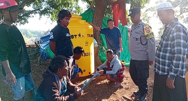 Krisis Air Bersih Pascagempa Riung, Polres Ngada Salurkan Tandon ke Pengungsian