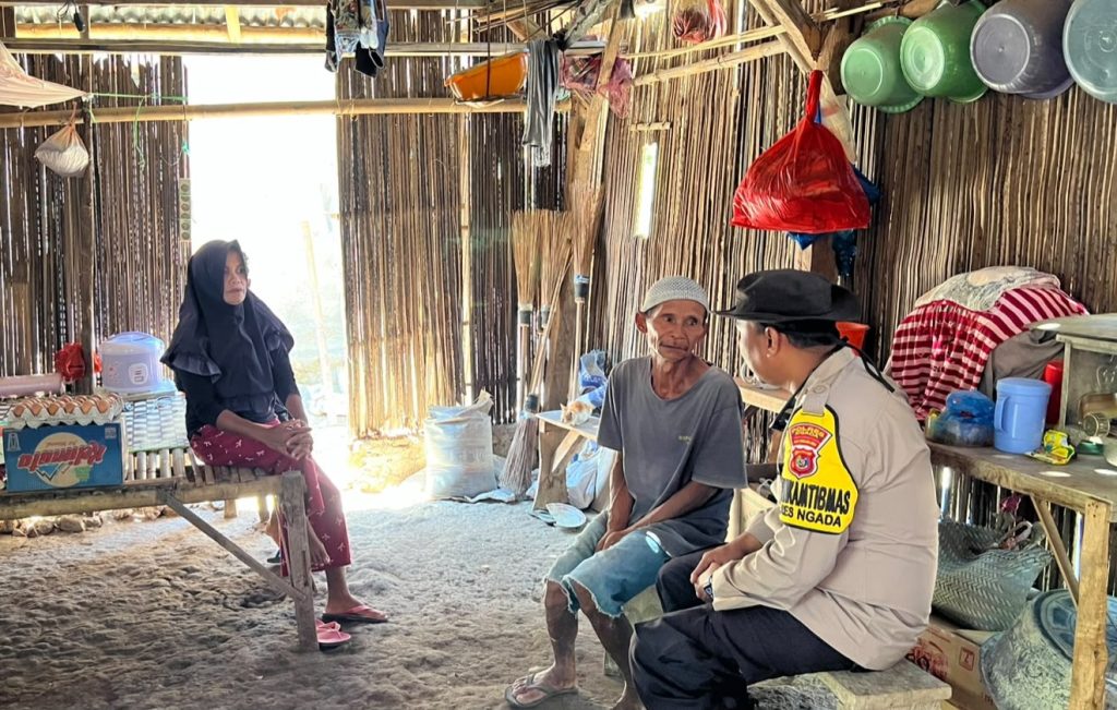 Peduli Lansia Terdampak Gempa Riung, Bhabinkamtibmas Polres Ngada Saluran Bantuan Sembako