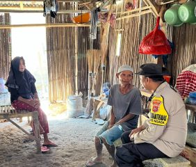 Peduli Lansia Terdampak Gempa Riung, Bhabinkamtibmas Polres Ngada Saluran Bantuan Sembako
