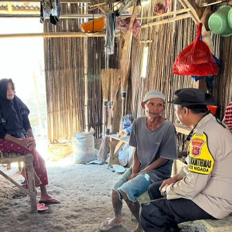 Peduli Lansia Terdampak Gempa Riung, Bhabinkamtibmas Polres Ngada Saluran Bantuan Sembako