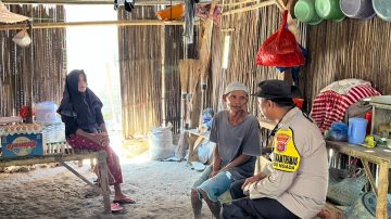 Peduli Lansia Terdampak Gempa Riung, Bhabinkamtibmas Polres Ngada Saluran Bantuan Sembako