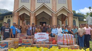 Gotong Royong untuk Nagekeo: Keluarga Jacob Nuwa Wea Ringankan Beban Korban Gempa Flores