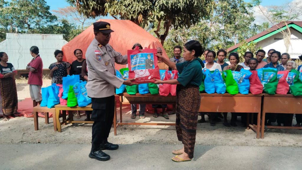 Polres Ende Salurkan Ratusan Paket Bansos untuk Korban Gempa di Pulau Ende dan Nangapanda
